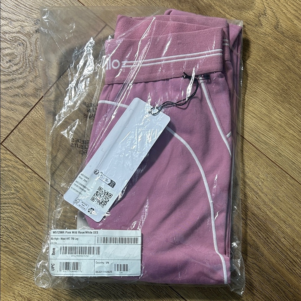 NWT - ALO Yoga Wild Rose Heart Throb Leggings size XXS